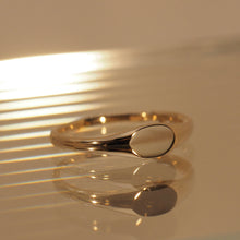 Load image into Gallery viewer, Golden Signet Ring