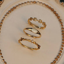 Load image into Gallery viewer, Golden Signet Ring